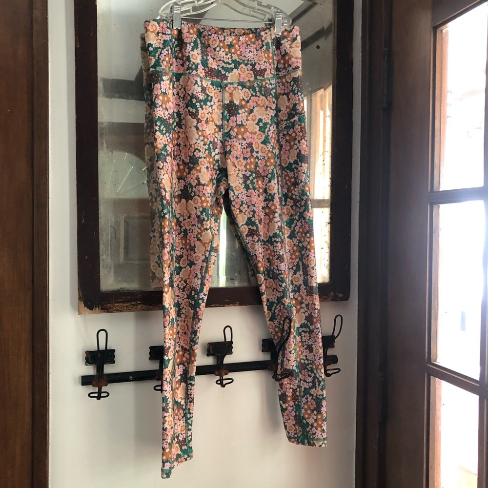 🌸EBB & FLOW Floral Leggings with Leg Pocket 🌸